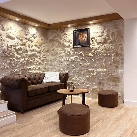 Maison Contemporaine, Vieux Village De